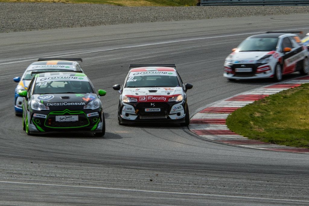 Mads Frederiksen med nummer 44 og Kenn Bach i nummer 8 fik begge en god weekend før sommerferien på Padborg Park idet de begge to deres første løbssejre i år. Med en god halvsæson kan de begge ende med at bejle til mesterskabet, når det hele skal afgøres på Jyllandsringen til oktober.
(Foto: Niklas Majgaard)